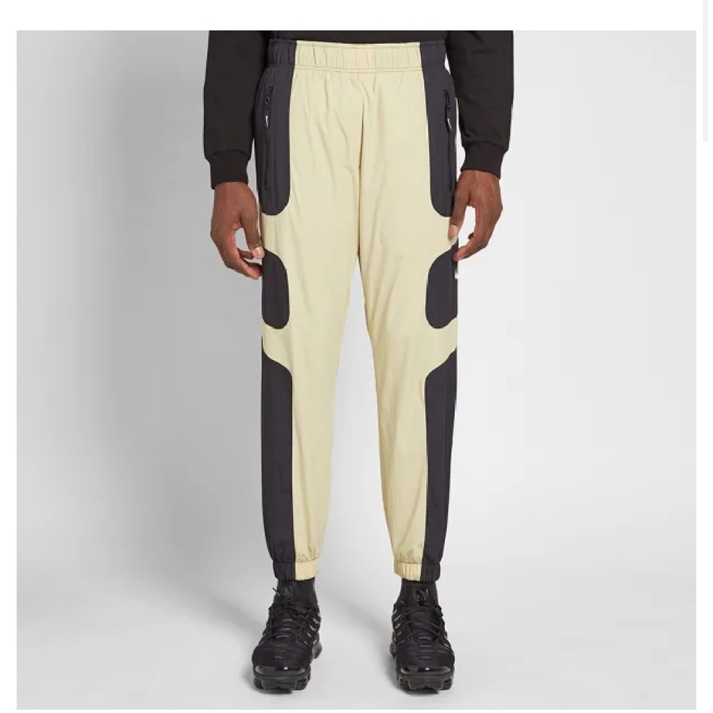 NIKE RE-ISSUE WOVEN PANT
BLACK, TEAM GOLD & WHITE